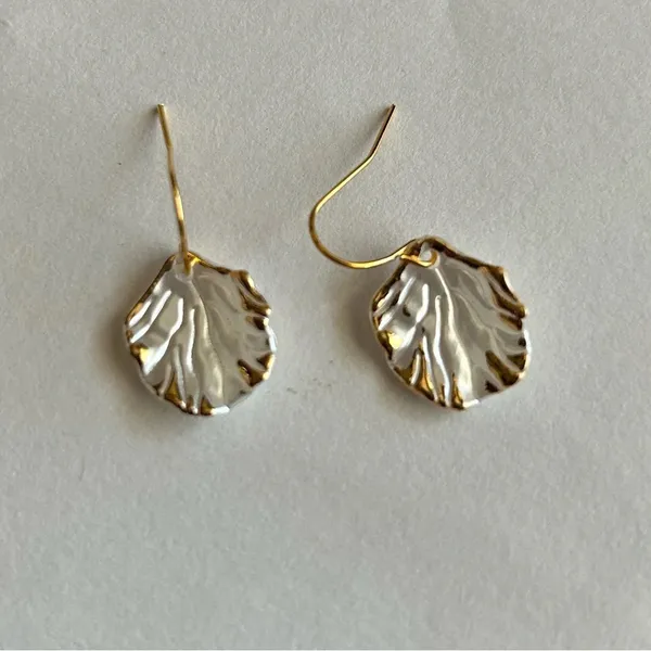 3/$20 White Gold Tone Faux Sea Shell Ocean Beach Dandle Earrings - Image 2