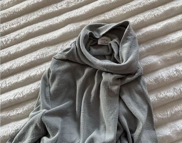 Aritzia Wilfred Grey Thermal Layering Mock Neck Sweater - Image 5