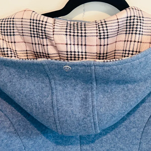 Stylish Blue Coat with Plaid Lining Size M - Image 3