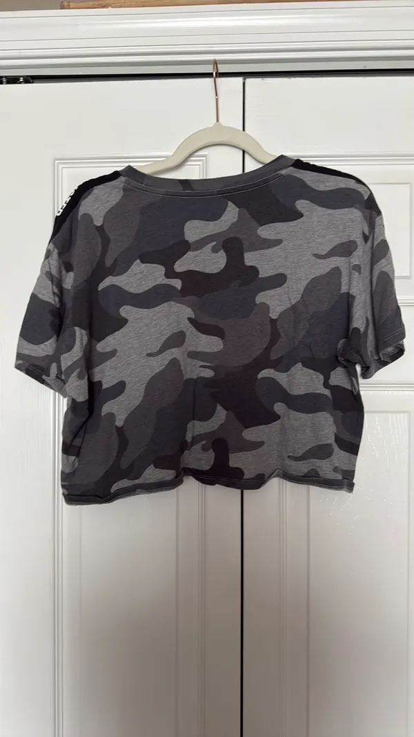 Hollister Boyfriend Tee Cropped Black Camo - Image 2