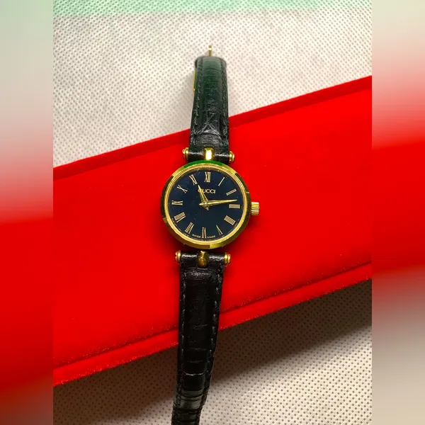Super CUTE ladies GUCCI SHELLY LINE watch🌹🌹🌹 - Image 4