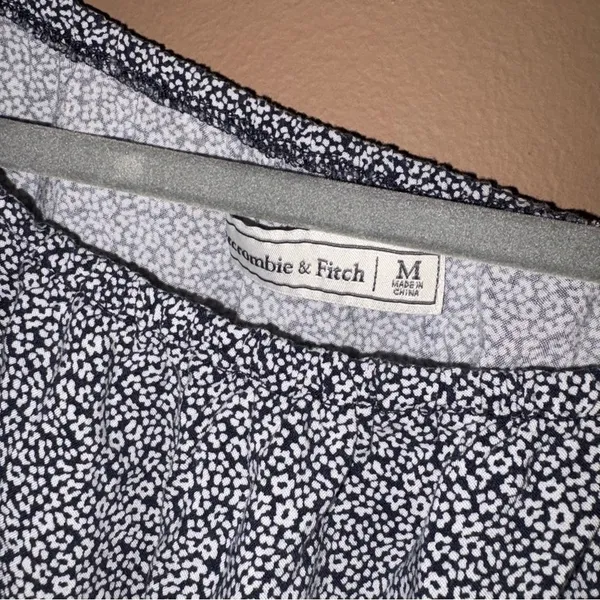 Abercrombie‎ & Fitch Ditsy Floral Romper blue white size medium - Image 3