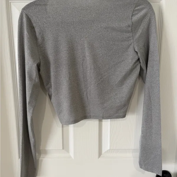 Abercrombie Silver Shimmer Long Sleeve Twist Front Crop Top - Image 4