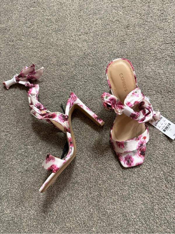 NWT Express Vibrant Pink and White Retro Floral High Heel Sandals size 7.5 - Image 3