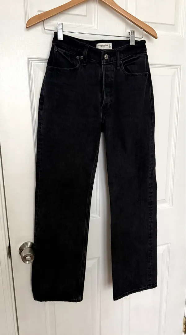 Abercrombie 90’s Low Rise Baggy Jeans - Image 3