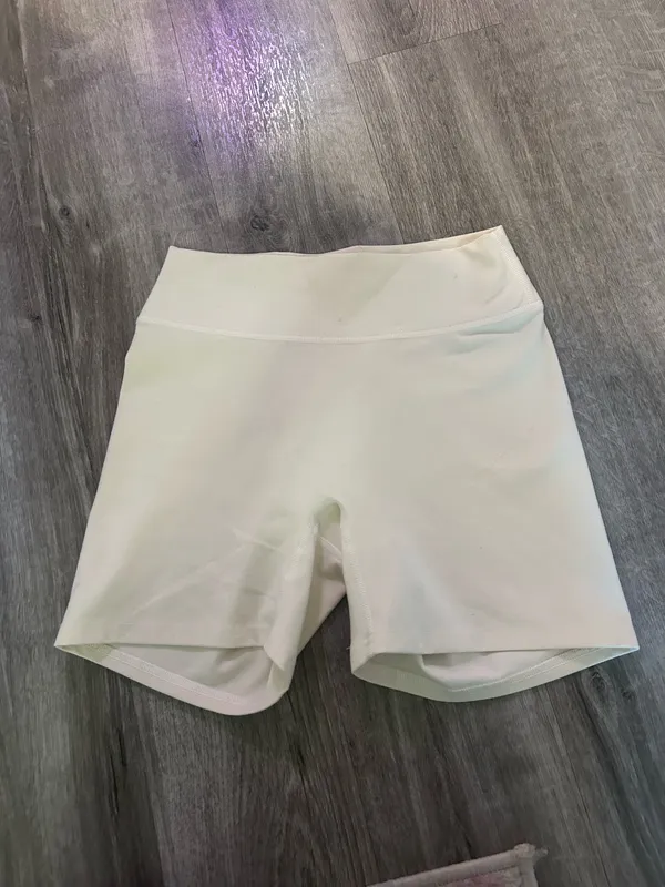 437 Essential Shorts in Cream - Image 2