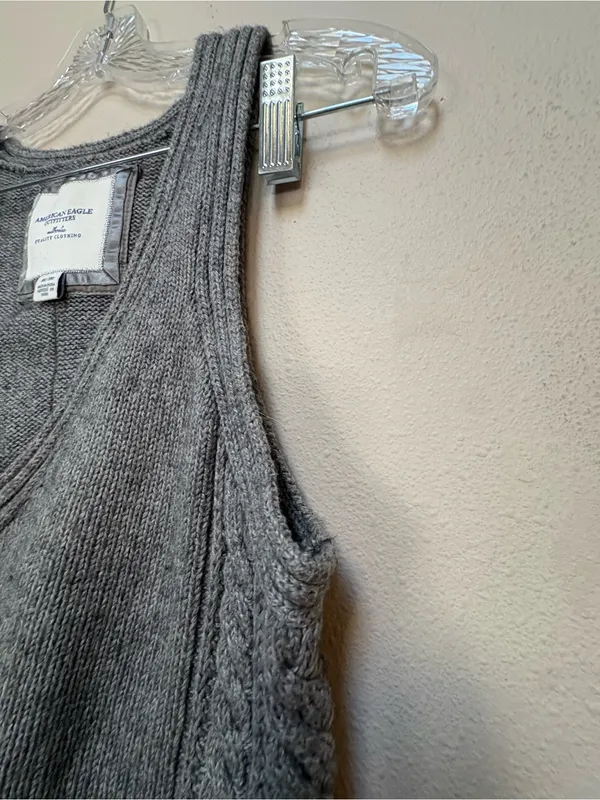 American Eagle Gray Cotton Wool Sweater Tank Cable Knit V Neck Medium - Image 4