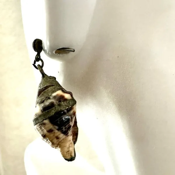 Silver tone shell drop earrings - Image 4