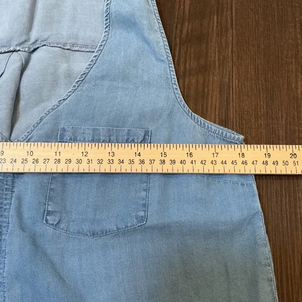 Everly Sleeveless Chambray Tank LightBlue V-Neck Pocket M Minimalist 100% Lyncel - Image 2