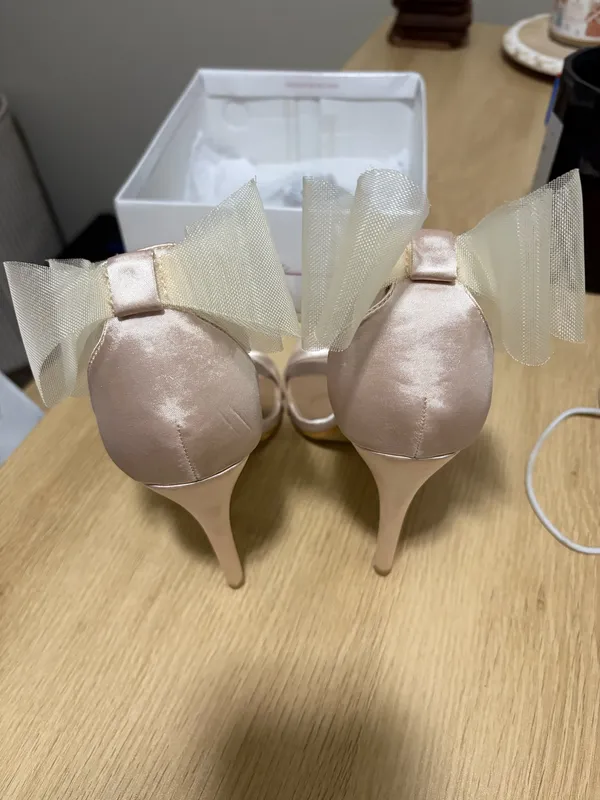 Bow Heels Size 8 Gold - Image 3