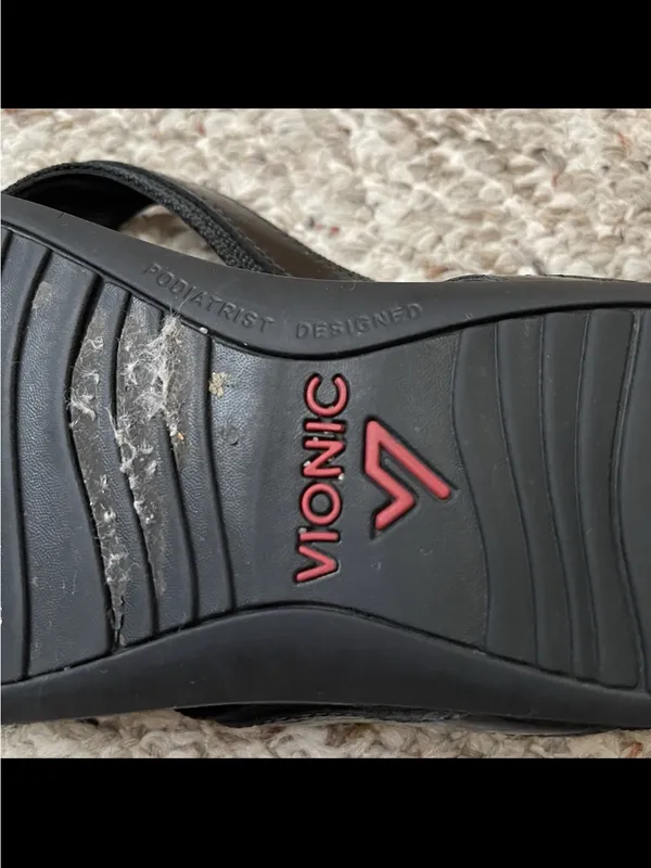 Vionic Men's Black Flip-Flop Sandals - Image 3
