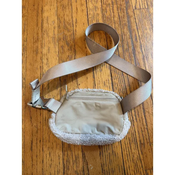 Lululemon Everywhere Belt Bag One Size Beige Fleece Sherpa Crossbody Sling Zip - Image 9