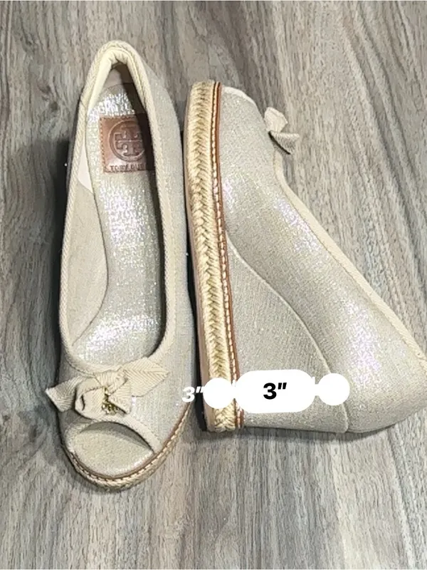Tory Burch Espadrille Wedge Peep Toe Bow Pumps Metallic Beige. - Image 12