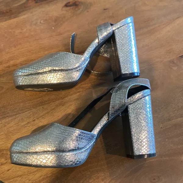 Silver Women's Platform Heels Size 9 - Image 3