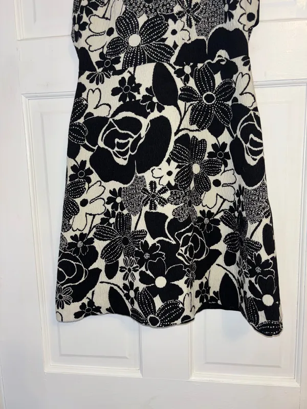 Zara Basic White Black Sleeveless Fit and Flare Dress S Floral Cut Out Back - Image 2