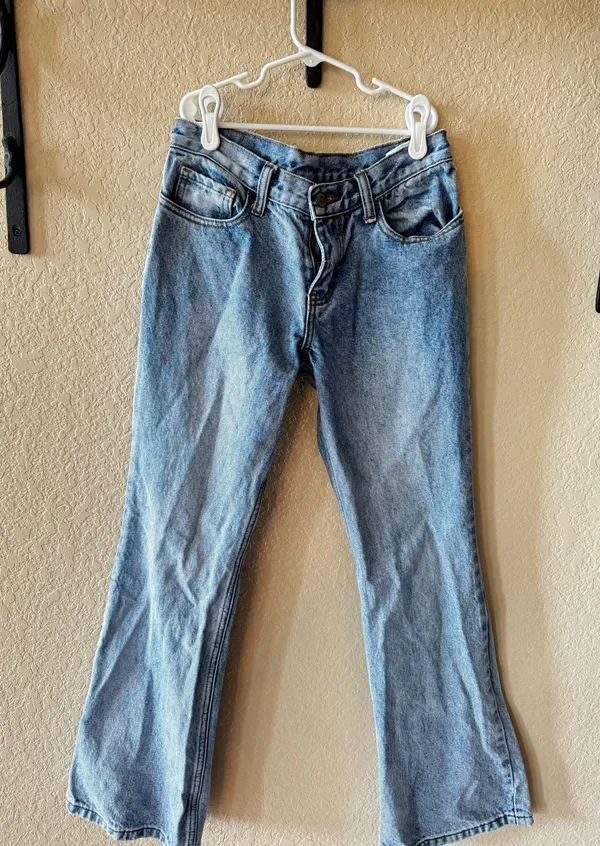 Brandy Melville Low-Rise Flare Jeans Light Blue - Image 2