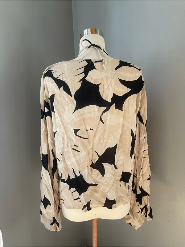 Billabong Beige and Black Tie-Front V-Neck bell sleeve relaxed top Sz M - Image 4