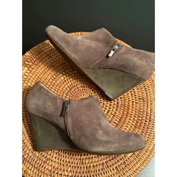 Clarks Artisan Suede Wedge Booties Taupe Brown Snake Embossed Heel Side Zip 9.5M - Image 8