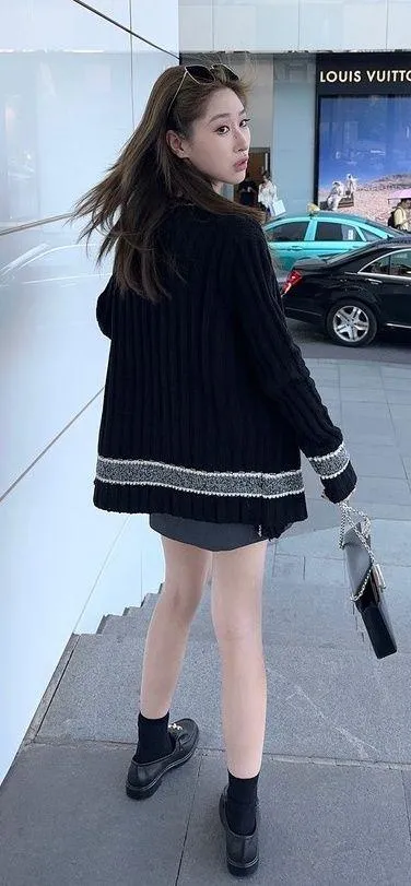 Sweater / Cardigan Size M - Image 2