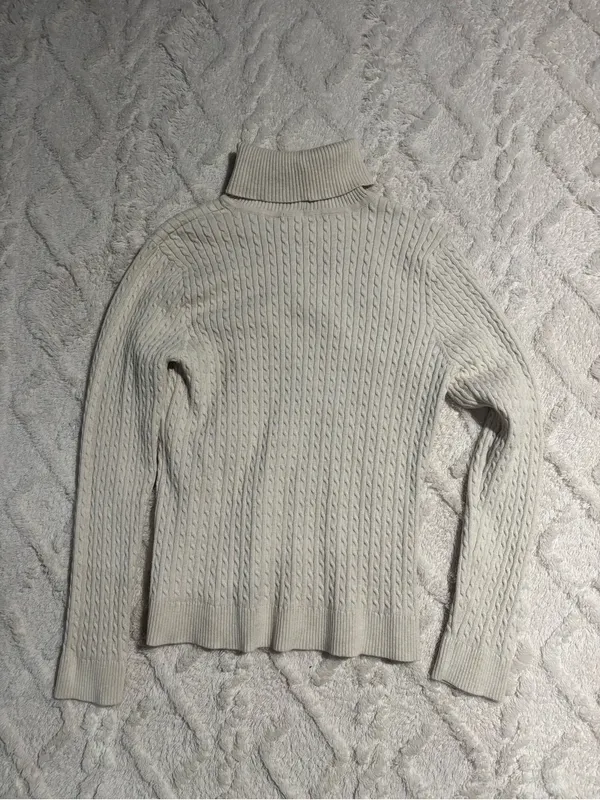 Cream turtleneck fits a small - Image 2