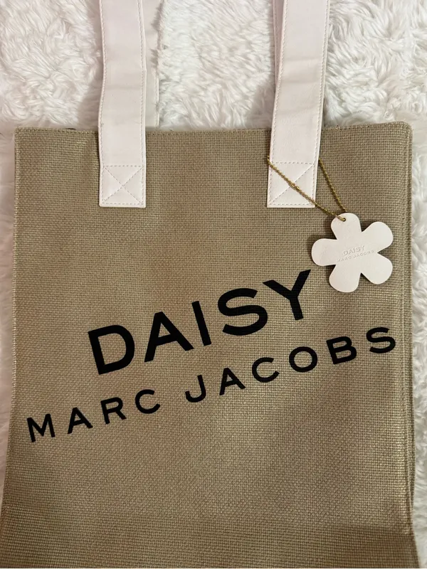Marc Jacobs Daisy Beige Canvas Tote with White Handles and Daisy Charm - Image 5