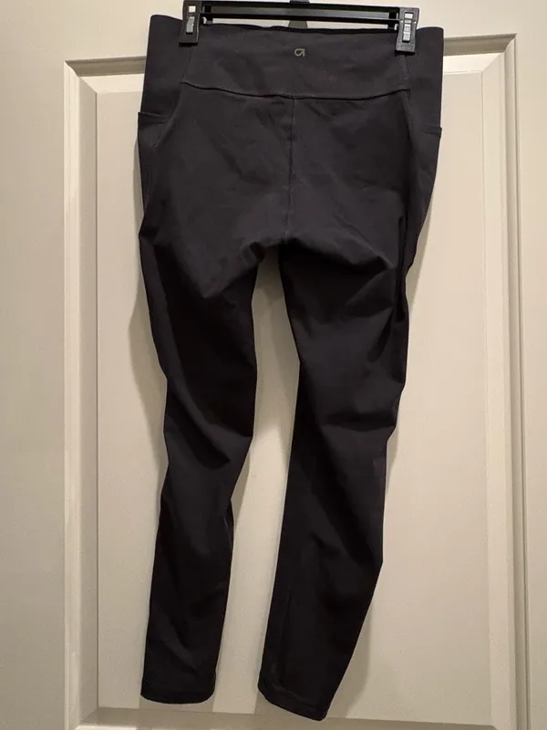 NWOT GapFit Women's Cropped Legging Black Size L - Image 3