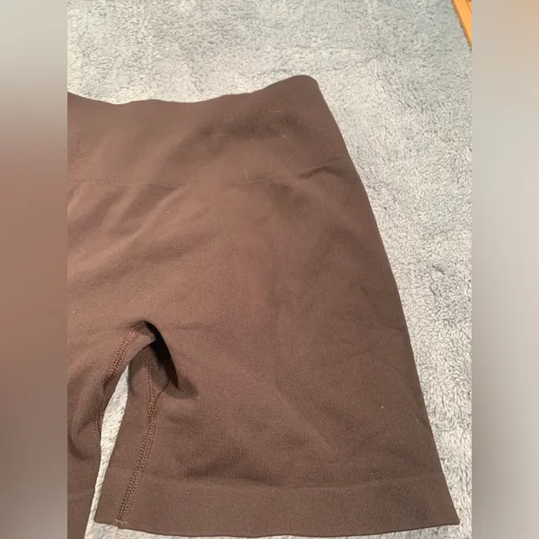 Aurola brown seamless shorts small - Image 3