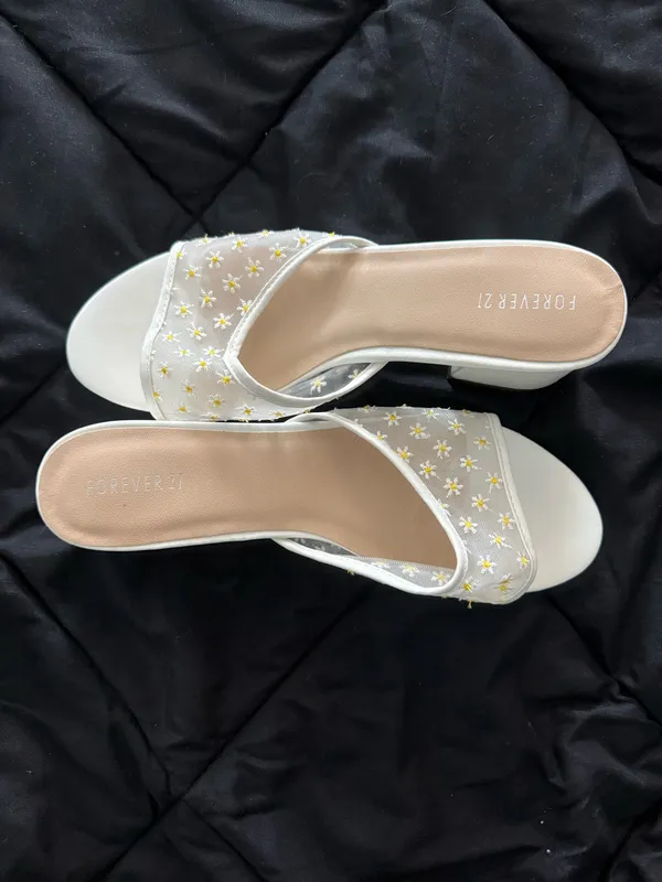 {FOREVER 21} White Daisy Embroidered Block Heel Slide Sandals - Image 7