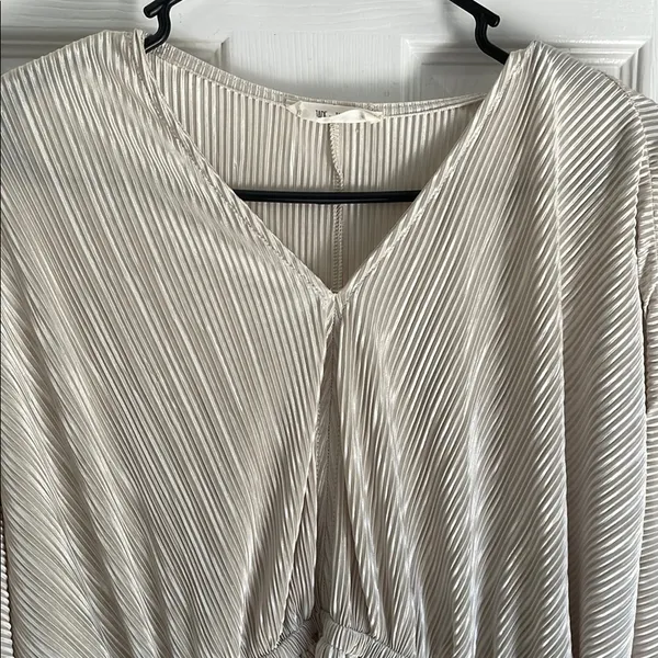 Cream Blouse with V-Neckline and Pleated Peplum - Image 2