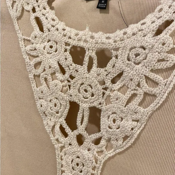 Lulu's -Cutie Beige Ribbed Crochet Lace Short Sleeve Top - Size Medium - Image 4