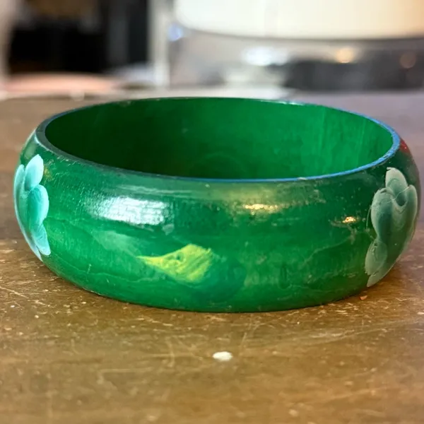 Vintage green wooden hand painted flower bangle bracelet - Image 4