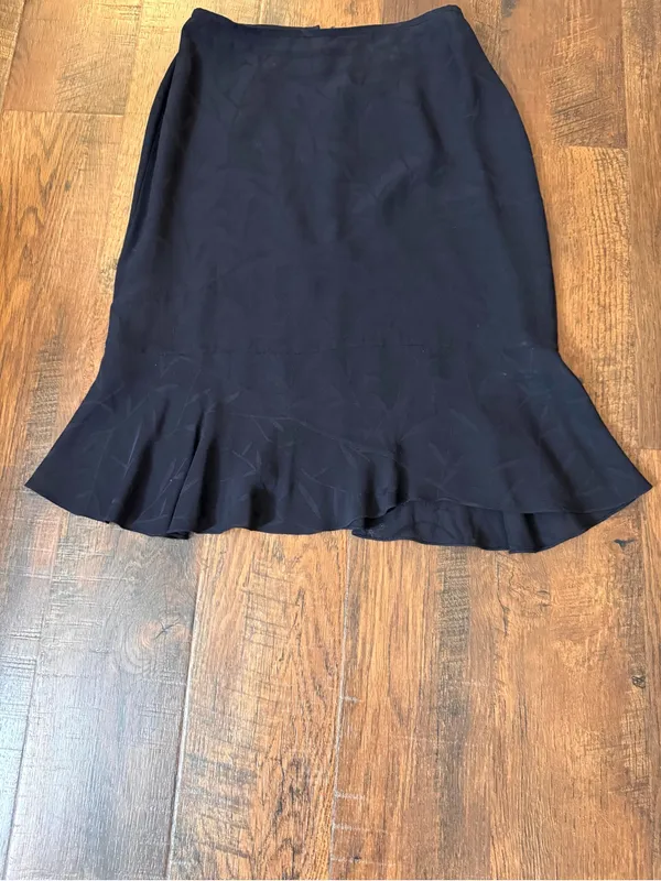 TAHARI black asymmetrical tulip hem skirt, size 8 - Image 6
