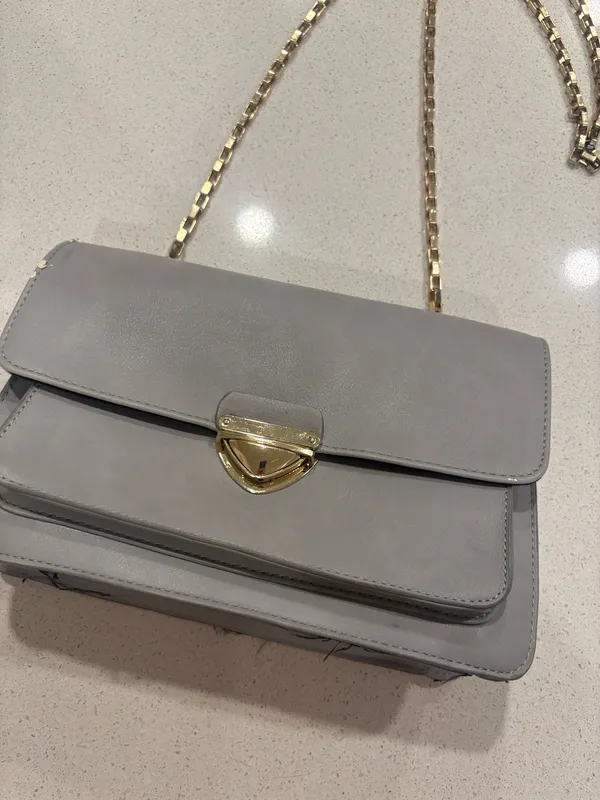 Gray crossbody purse with gold chain strap - Image 2
