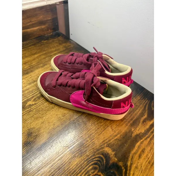 Nike‎ Burgundy And Pink Sneakers Size 5 - Image 2