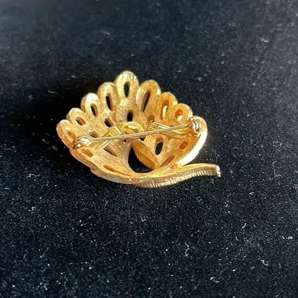 Vintage JJ Jonette abstract peacock gold tone metal brooch lucky charm - Image 2