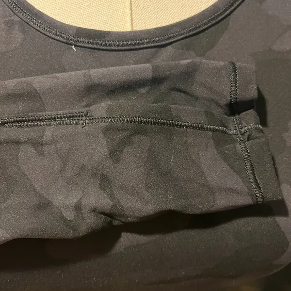 🌺Lululemon Wunder Train Black Camo Cropped Shirt Size 2🌺 - Image 3