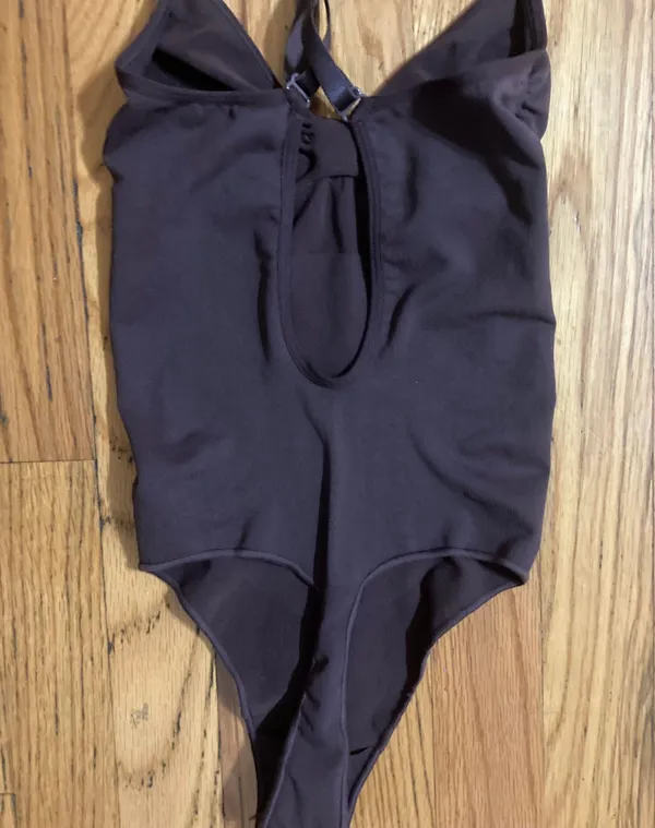 SKIMS LOW BACK Sculpting Bodysuit - Image 5