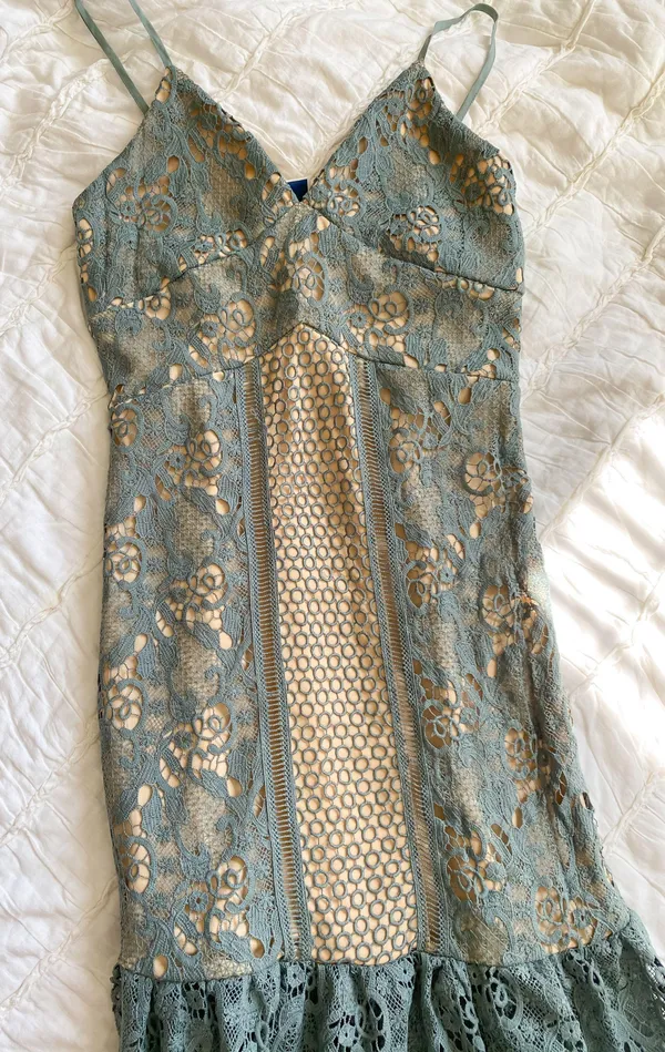 Romeo + Juliet Couture NWT Muted Blue Dusty Sage Lace Midi Dress - Image 4