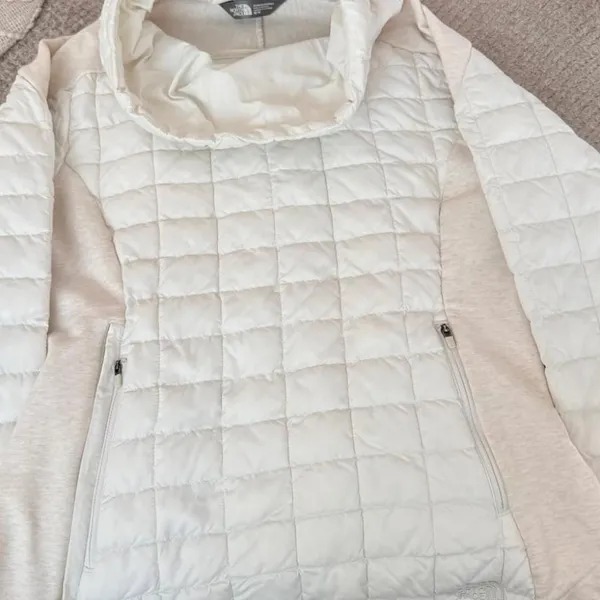 The North Face Women's Quilted Hybrid Pullover Jacket Medium Cream - Image 4