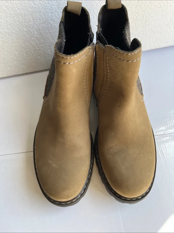 Josef Seibel Tan Chelsea Boots with Gray Panels - Image 4