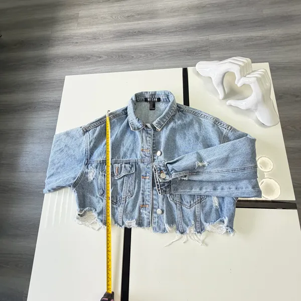 Meghan LA Women’s Cropped Distressed Denim Jacket – Size M 💙✨ - Image 11