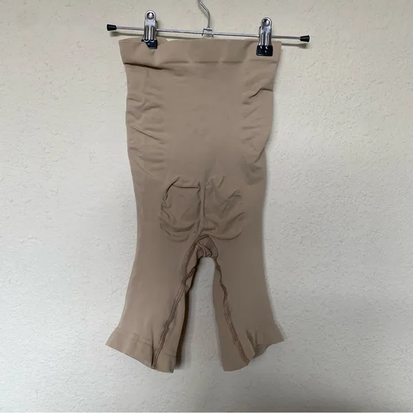 NWOT Skims Shapewear Seamless Sculpt High Waist above‎ the knee Short Size S - Image 3