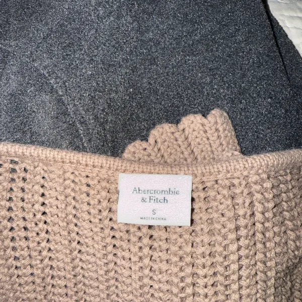 NWOT Abercrombie & Fitch Long-Sleeve Crochet Scoopneck Top‎ in Taupe Small - Image 3