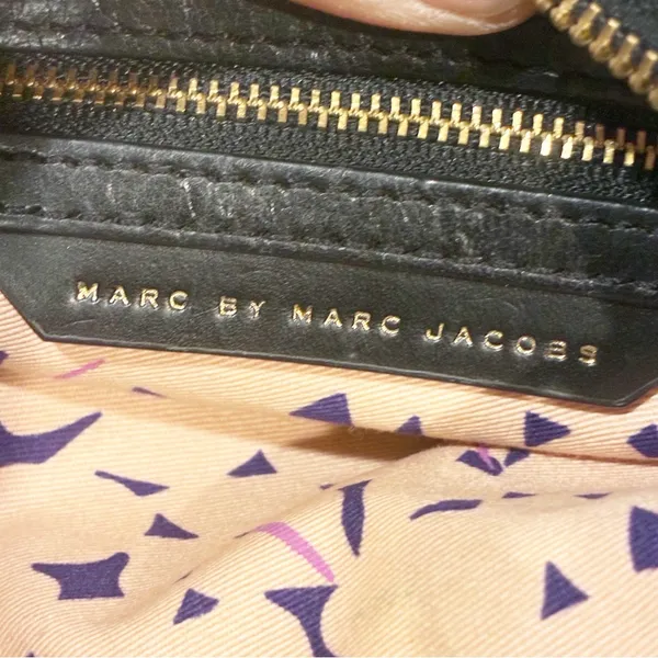 Marc by Marc Jacobs‎ Black Embossed Patent Cow Leather Gold Hardware Crossbody - Image 5