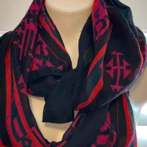 Chic Black and Red Geometric Scarf - Image 2