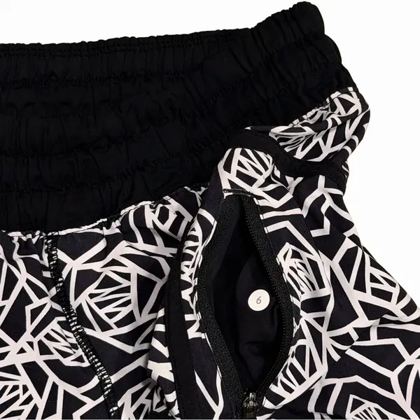 Lululemon Tracker Short III 4-way Stretch Posey Black/White Size 4 - Image 9