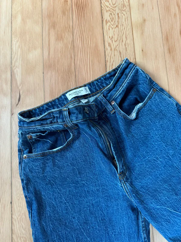 Abercrombie Curve Love 90’s Relaxed Jean - Image 3