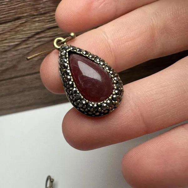 Lia Sophia Plum Red Teardrop Rhinestone Dangle Pierced Earrings Bronze Tone - Image 4