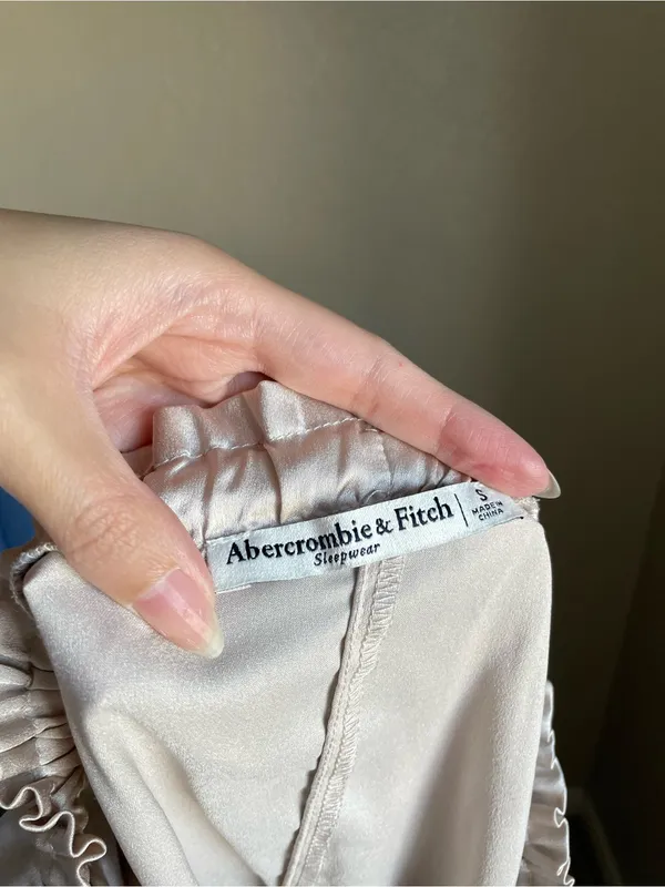 Abercrombie & Fitch Satin Sleep Shorts Size S Champagne Cream Flowy Fluttery - Image 3
