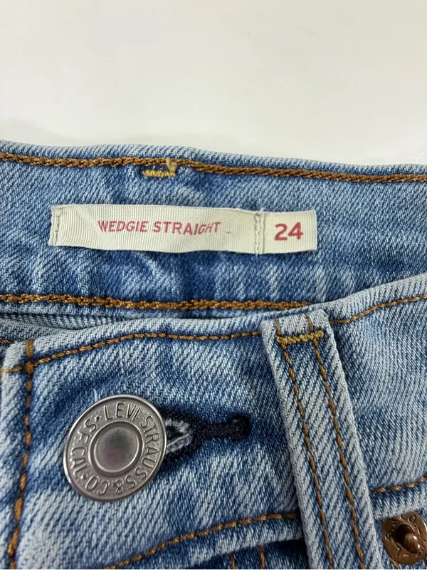 Levis‎ Wedgie Straight Leg Jeans Size 24 Light Wash Distressed High Rise Denim - Image 3